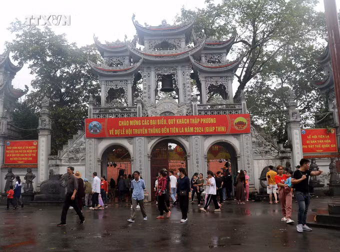 vna_potal_thai_binh_hang_nghin_nguoi_dan_va_du_khach_tray_hoi_tai_di_tich_quoc_gia_den_tien_la_7329153 (1).jpg