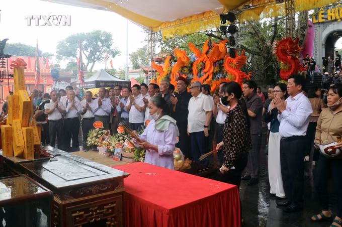 vna_potal_thai_binh_hang_nghin_nguoi_dan_va_du_khach_tray_hoi_tai_di_tich_quoc_gia_den_tien_la_7329146 (1).jpg