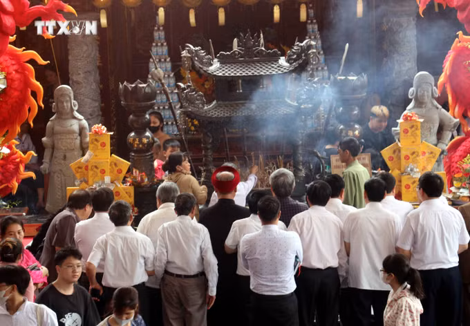 vna_potal_thai_binh_hang_nghin_nguoi_dan_va_du_khach_tray_hoi_tai_di_tich_quoc_gia_den_tien_la_7329150.jpg