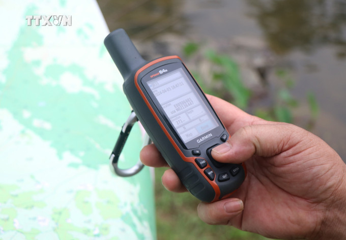 Sử dụng thiết bị GPS trong công tác tuần tra, bảo vệ rừng. Ảnh: Xuân Tiến - TTXVN vna_potal_tang_cuong_cong_tac_quan_ly_bao_ve_khu_bao_ton_thien_nhien_pu_huong_nghe_an_7313477.jpg