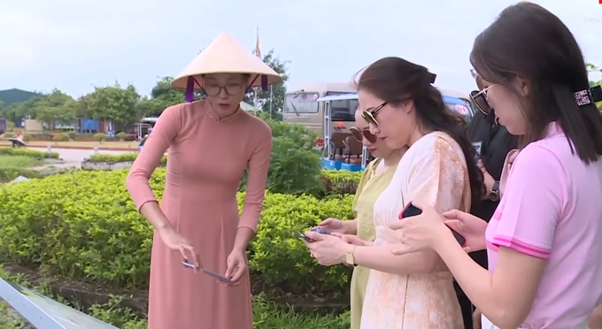 Hướng dẫn du khách quét mã QR để trải nghiệm hệ thống thuyết minh tự động ở Khu di tích Thành nhà Hồ. Ảnh: truyenhinhthanhhoa.vn dulichthanhhoa1.png