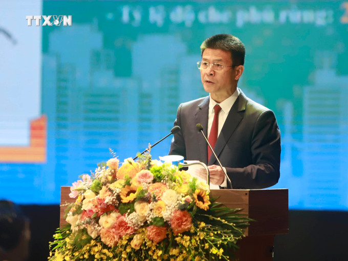 Phó Chủ tịch UBND tỉnh Vĩnh Phúc Vũ Chí Giang đọc bản công bố quy hoạch tỉnh Vĩnh Phúc thời kì 2021-2030, tầm nhìn đến năm 2050. Ảnh: Hoàng Hùng – TTXVN vna_potal_pho_thu_tuong_chinh_phu_tran_hong_ha_du_hoi_nghi_cong_bo_quy_hoach_tinh_vinh_phuc_7255450.jpg