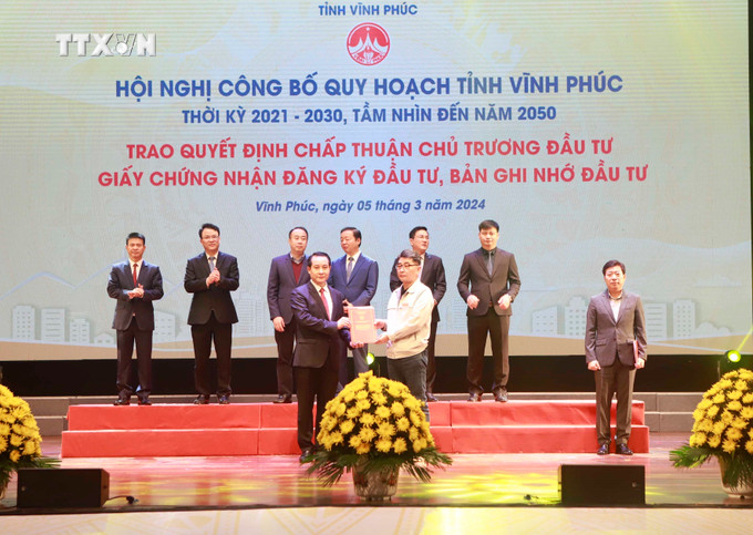 Phó Bí thư thường trực Tỉnh ủy Vĩnh Phúc Phạm Hoàng Anh (trái) trao giấy chứng nhận đăng ký đầu tư cho một số dự án đầu tư trực tiếp trên địa bàn tỉnh Vĩnh Phúc. Ảnh: Hoàng Hùng – TTXVN vna_potal_pho_thu_tuong_chinh_phu_tran_hong_ha_du_hoi_nghi_cong_bo_quy_hoach_tinh_vinh_phuc_7255446.jpg