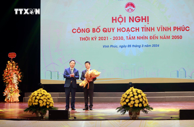 Phó Chủ tịch UBND tỉnh Vĩnh Phúc Vũ Chí Giang (phải) đón nhận Quyết định thành lập Trung tâm Xúc tiến đầu tư và hỗ trợ doanh nghiệp tỉnh Vĩnh Phúc tại hội nghị. Ảnh: Hoàng Hùng – TTXVN vna_potal_pho_thu_tuong_chinh_phu_tran_hong_ha_du_hoi_nghi_cong_bo_quy_hoach_tinh_vinh_phuc_7255452.jpg
