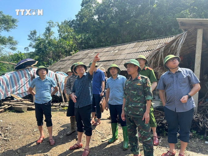 Chủ tịch UBND huyện Văn Yên Hà Đức Anh có mặt tại hiện trường, chỉ đạo khắc phục hậu quả vụ việc. Ảnh: TTXVN phát vna_potal_yen_bai_them_2_nguoi_thuong_vong_do_sat_lo_dat__7593265.jpg
