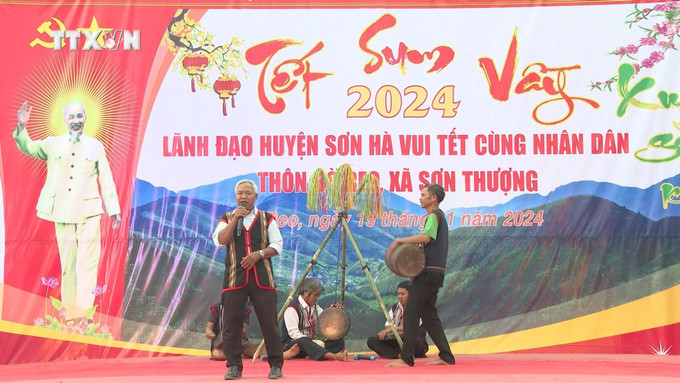 Nghệ nhân Đinh Văn Dôn biểu diễn dân ca. Ảnh tư liệu: Đinh Hương - TTXVN vna_potal_quang_ngai_nhung_nguoi_gop_phan_bao_ton_van_hoa_dong_bao_hre_7364251.jpg