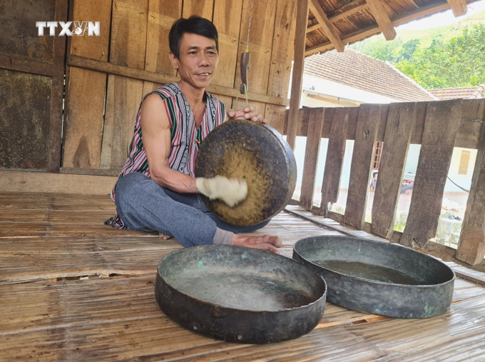 Nghệ nhân Ưu tú Phạm văn Rôm đánh chiêng ba. Ảnh: TTXVN phát vna_potal_quang_ngai_nhung_nguoi_gop_phan_bao_ton_van_hoa_dong_bao_hre_7364253.jpg