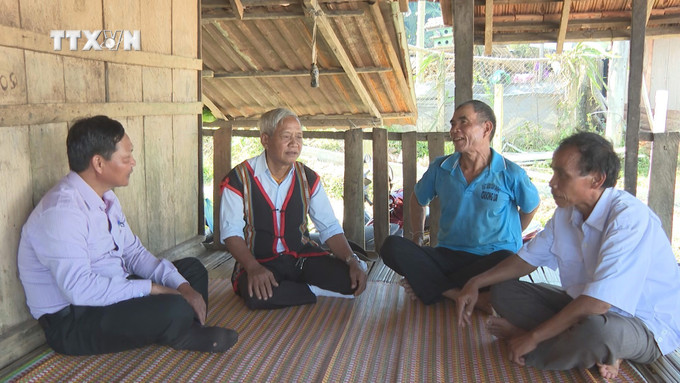 Nghệ nhân Đinh Văn Dôn (thứ 2, trái sang) thường xuyên đến trò chuyện cùng người dân đồng bào Hrê để sáng tác các bài hát phù hợp thực tế. Ảnh: Đinh Hương - TTXVN vna_potal_quang_ngai_nhung_nguoi_gop_phan_bao_ton_van_hoa_dong_bao_hre_7364255.jpg