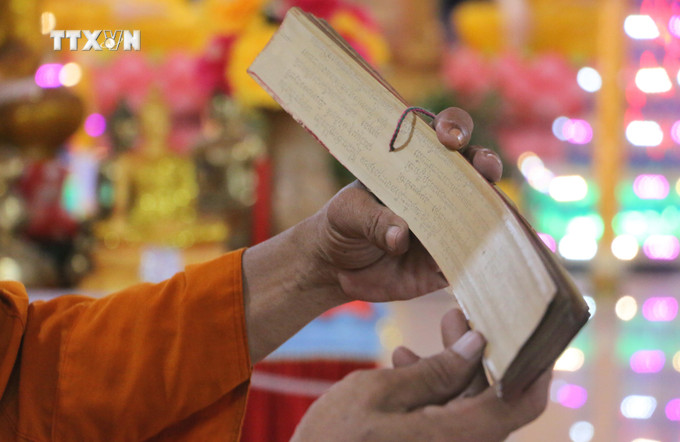 Kinh lá buông có 4 loại gồm kinh Phật; truyện cổ dân gian; hội hè, trò chơi dân gian; bài giáo huấn dân gian. Ảnh: Công Mạo-TTXVN vna_potal_kinh_la_buong_“bau_vat”_cua_dong_bao_khmer_an_giang_7715245.jpg