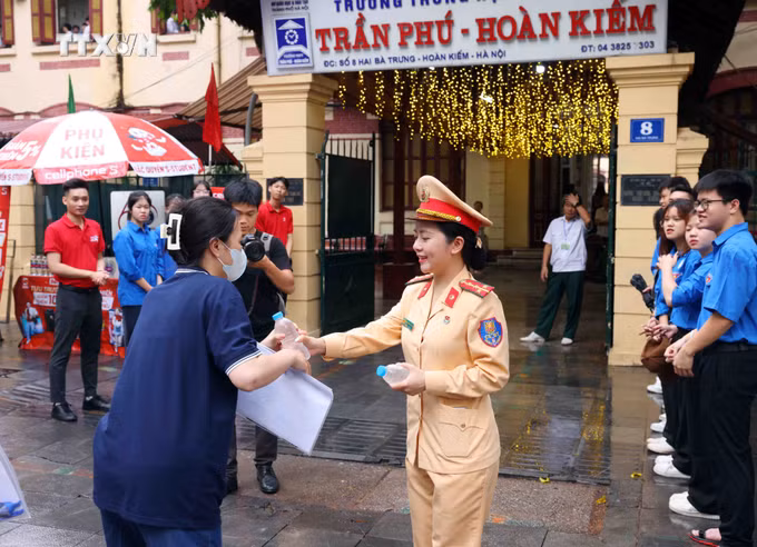 vna_potal_csgt_ha_noi_tiep_suc_thi_sinh_“vuot_vu_mon”_trong_ky_thi_tot_nghiep_thpt_2024_7451481.jpg