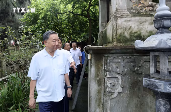 vna_potal_chu_tich_nuoc_to_lam_tham_nhan_dan_lang_co_duong_lam_son_tay_ha_noi_7452188.jpg