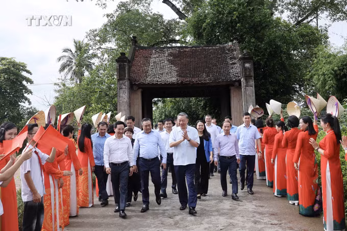 vna_potal_chu_tich_nuoc_to_lam_tham_nhan_dan_lang_co_duong_lam_son_tay_ha_noi_7452167.jpg