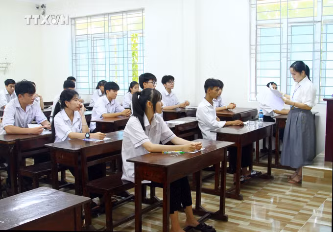 vna_potal__ky_thi_tot_nghiep_thpt_2024_thi_sinh_quang_binh_buoc_vao_mon_thi_ngu_van_7451437.jpg