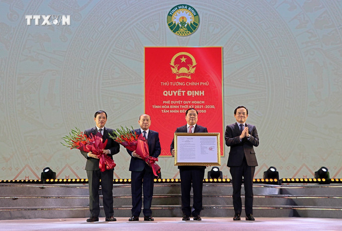 Phó Thủ tướng Trần Lưu Quang trao Quyết định Quy hoạch tỉnh Hòa Bình thời kỳ 2021-2030, tầm nhìn đến năm 2050 cho lãnh đạo tỉnh. Ảnh: Thanh Hải - TTXVN vna_potal_pho_thu_tuong_tran_luu_quang_du_le_cong_bo_quy_hoach_tinh_hoa_binh_thoi_ky_2021_-_2030_tam_nhin_den_nam_2050_7191768.jpg