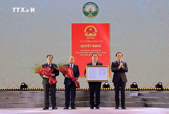 vna_potal_pho_thu_tuong_tran_luu_quang_du_le_cong_bo_quy_hoach_tinh_hoa_binh_thoi_ky_2021_-_2030_tam_nhin_den_nam_2050_7191768.jpg