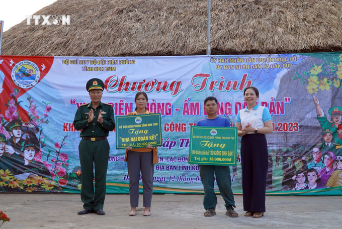 Bộ Chỉ huy Bộ đội Biên phòng tỉnh Kon Tum phối hợp với các đơn vị trao tặng mô hình nhà Đại đoàn kết và bò giống sinh sản cho hộ dân tộc thiểu số khó khăn trên địa bàn. Ảnh: Khoa Chương - TTXVN vna_potal_sac_xuan_tren_vung_bien_gioi_kon_tum_7191527.jpg