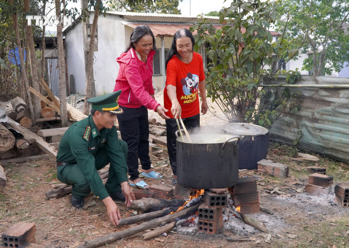 Bộ Chỉ huy Bộ đội Biên phòng tỉnh Kon Tum và bà con Gié-Triêng tại làng Nông Kon,xã Đăk Dục (Ngọc Hồi, Kon Tum) cùng nhau luộc bánh chưng. Ảnh: Khoa Chương - TTXVN vna_potal_sac_xuan_tren_vung_bien_gioi_kon_tum_7191651.jpg