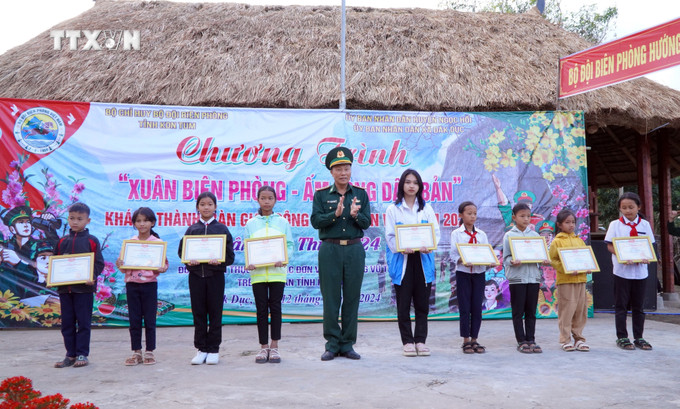 Bộ Chỉ huy Bộ đội Biên phòng tỉnh Kon Tum trao học bổng theo Dự án “Nâng bước em tới trường” cho các em người dân tộc thiểu số có thành tích tốt trong học tập. Ảnh: Khoa Chương - TTXVN vna_potal_sac_xuan_tren_vung_bien_gioi_kon_tum_7191547.jpg