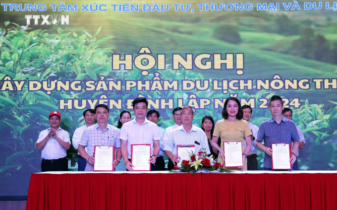 Đại diện các công ty du lịch, đơn vị lữ hành ký biên bản hợp tác. Ảnh: Văn Đạt - TTXVN vna_potal_lang_son_xay_dung_san_pham_du_lich_nong_thon__7393963.jpg
