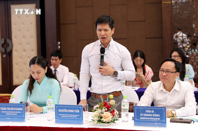 Ông Nguyễn Minh Tiến, Giám đốc Trung tâm xúc tiến thương mại nông nghiệp, Bộ NN&PTNT chia sẻ về giải pháp phát triển du lịch gắn với đồi chè ở huyện Đình Lập. Ảnh: Văn Đạt - TTXVN vna_potal_lang_son_xay_dung_san_pham_du_lich_nong_thon__7393965.jpg