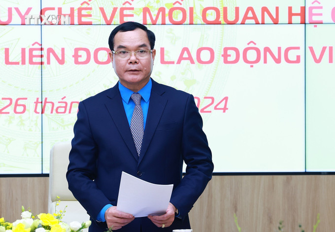 Chủ tịch Tổng LĐLĐ Việt Nam Nguyễn Đình Khang báo cáo kết quả công tác phối hợp giữa Chính phủ với Tổng Liên đoàn Lao động Việt Nam. Ảnh: Dương Giang-TTXVN vna_potal_thu_tuong_du_hoi_nghi_danh_gia_viec_thuc_hien_quy_che_cong_tac_giua_chinh_phu_voi_tong_ldld_viet_nam_7396084.jpg