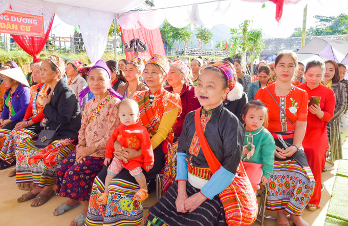 Người dân bản Bay (xã Nga My, huyện Tương Dương) vui mừng chào đón Ngày hội Đại đoàn kết. Ảnh: baonghean.vn vannghengamy2.jpg