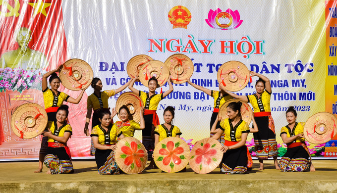 Chương trình văn nghệ mang đậm bản sắc văn hóa dân tộc trong Ngày hội Đại đoàn kết tại bản Bay, xã Nga My (Tương Dương).. Ảnh: baonghean.vn vannghengamy.jpg