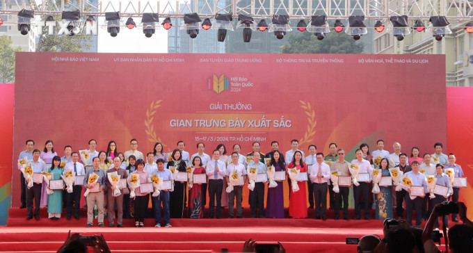 Ban tổ chức trao giải cho các đại diện cơ quan báo chí tại hạng mục "Gian trưng bày xuất sắc". Ảnh: Thu Hương - TTXVN vna_potal_be_mac_hoi_bao_toan_quoc_nam_2024_7275147.jpg