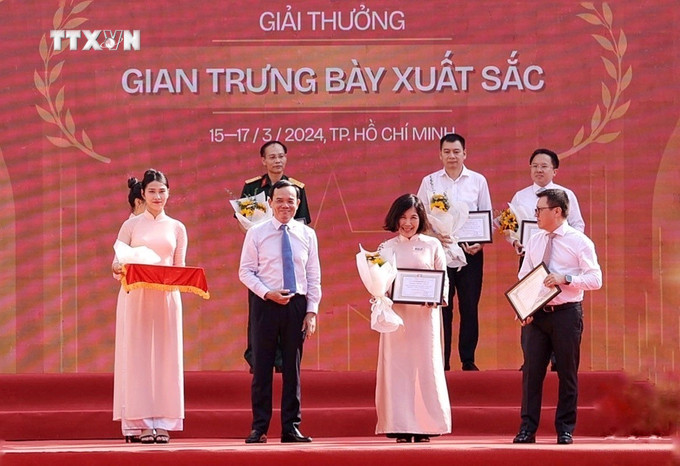 Phó Thủ tướng Trần Lưu Quang trao giải A hạng mục "Gian trưng bày xuất sắc" cho Thông tấn xã Việt Nam. Ảnh: Thu Hương - TTXVN vna_potal_be_mac_hoi_bao_toan_quoc_nam_2024_7275152.jpg