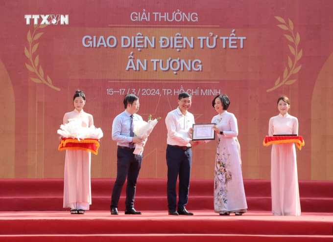 Tổng giám đốc Thông tấn xã Việt Nam Vũ Việt Trang trao giải A hạng mục "Giao diện điện tử Tết ấn tượng" cho đại diện Báo điện tử VietnamPlus của TTXVN. Ảnh: Thu Hương - TTXVN vna_potal_be_mac_hoi_bao_toan_quoc_nam_2024_7275172.jpg