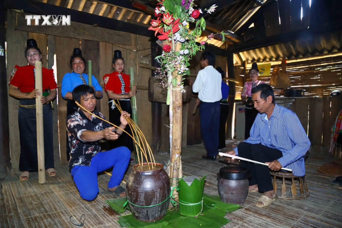 Chuẩn bị rượu cần để thực hiện nghi lễ. Ảnh: Quang Quyết - TTXVN vna_potal_van_hoa_soi_duong_le_sa_tip_-_net_van_hoa_doc_dao_cua_dan_toc_xinh_mun_son_la_7271243.jpg