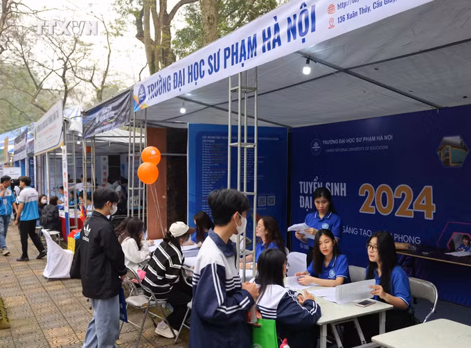vna_potal_soi_noi_ngay_hoi_tu_van_tuyen_sinh_-_huong_nghiep_2024_tai_ha_noi__7274997.jpg