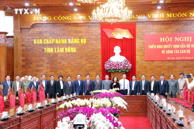 Ban Thường vụ Tỉnh ủy Lâm Đồng ra mắt Quyền Bí thư Tỉnh ủy. Ảnh: Chu Quốc Hùng - TTXVN vna_potal_dong_chi_nguyen_thai_hoc_duoc_dieu_dong_giu_chuc_quyen_bi_thu_tinh_uy_lam_dong_7275063.jpg