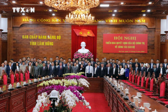 Ban Chấp hành Đảng bộ tỉnh Lâm Đồng chụp ảnh lưu niệm với các đồng chí lãnh đạo Đảng trong ngày ra mắt Quyền Bí thư Tỉnh ủy. Ảnh: Chu Quốc Hùng - TTXVN vna_potal_dong_chi_nguyen_thai_hoc_duoc_dieu_dong_giu_chuc_quyen_bi_thu_tinh_uy_lam_dong_7275069.jpg
