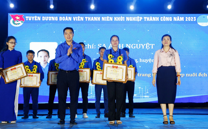 Chị Sa Thị Ánh Nguyệt được Tỉnh đoàn Phú Thọ tuyên dương, khen thưởng tấm gương đoàn viên thanh niên dân tộc khởi nghiệp thành công. Ảnh: baophutho.vn SaThiAnhNguyet.jpg