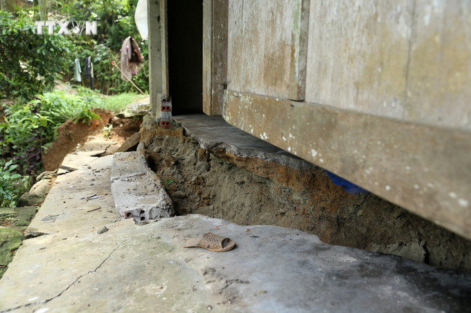 Một căn nhà tại thôn Tả Tòng Sành (xã Tòng Sành, huyện Bát Xát) bị sạt lở do ảnh hưởng của mưa lớn vào tháng 7/2023. Ảnh: Quốc Khánh - TTXVN vna_potal_lao_cai_khan_truong_khac_phuc_sat_lo_do_mua_lon_6849282.jpg