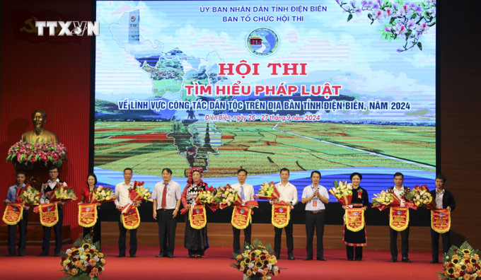 Ban Tổ chức tặng hoa và cờ lưu niệm cho các đội thi. Ảnh: Xuân Tư - TTXVN vna_potal_hoi_thi_tim_hieu_phap_luat_ve_cong_tac_dan_toc_tinh_dien_bien_nam_2024_7617439.jpg