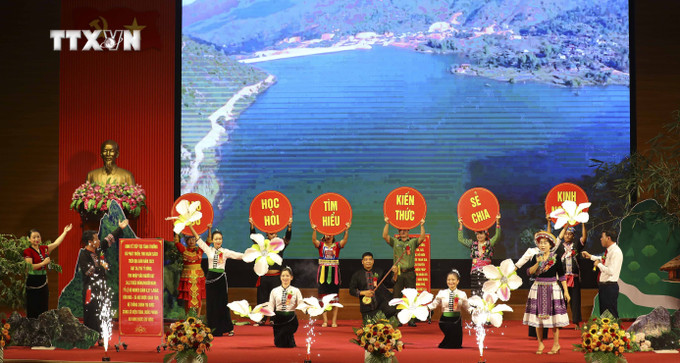 Phần thi của đội huyện Mường Ảng. Ảnh: Xuân Tư - TTXVN vna_potal_hoi_thi_tim_hieu_phap_luat_ve_cong_tac_dan_toc_tinh_dien_bien_nam_2024_7617448.jpg