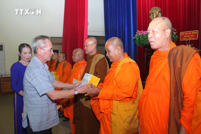 Bí thư Tỉnh ủy Bạc Liêu Lữ Văn Hùng trao quà đến Hòa thượng Lý Sa Mouth tại buổi họp mặt mừng Tết cổ truyền Chôl Chnăm Thmây. Ảnh: Chanh Đa-TTXVN vna_potal_vi_su_het_long_vi_su_phat_trien_cua_que_huong_phum_soc_bac_lieu_7683773.jpg