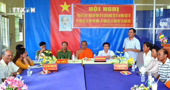 Hòa thượng Lý Sa Mouth đã đề xuất xây dựng và duy trì hiệu quả hoạt động của “Tổ dòng tộc tự quản về ANTT” góp phần giữ gìn an ninh trật tự địa phương. Ảnh: Chanh Đa-TTXVN vna_potal_vi_su_het_long_vi_su_phat_trien_cua_que_huong_phum_soc_bac_lieu_7683774.jpg