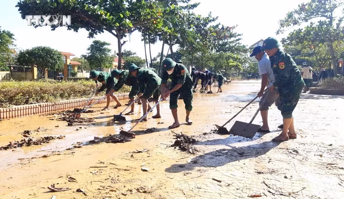 vna_potal__bo_doi_bien_phong_quang_binh_ho_tro_nguoi_tai_thiet_cuoc_song_sau_mua_lu_7683177.jpg