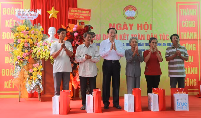 vna_potal_truong_ban_noi_chinh_trung_uong_du_ngay_hoi_dai_doan_ket_toan_dan_toc_tai_an_giang_7684141.jpg