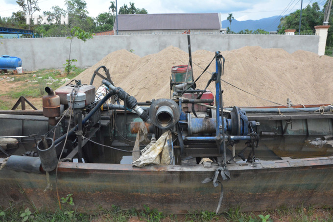 Phương tiện khai thác cát trái phép bị lực lượng chức năng bắt quả tang tại xã Khuê Ngọc Điền, huyện Krông Bông. Ảnh: Tuấn Anh - TTXVN vna_potal_nhuc_nhoi_nan_“cat_tac”_o_huyen_krong_bong_dak_lak_7508718.jpg