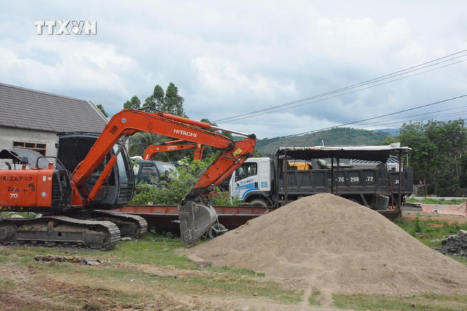 Phương tiện vận chuyển, khai thác cát trái phép trên địa bàn huyện Krông Bông bị lực lượng chức năng thu giữ. Ảnh: Tuấn Anh - TTXVN vna_potal_nhuc_nhoi_nan_“cat_tac”_o_huyen_krong_bong_dak_lak_7508689.jpg