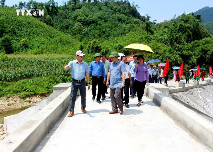 Các đại biểu tham quan cầu dân sinh Làng Má. Ảnh: TTXVN phát vna_potal_ha_giang_khanh_thanh_cay_cau_dan_sinh_phuc_vu_dong_bao_dan_toc_thieu_so_7407800.jpg