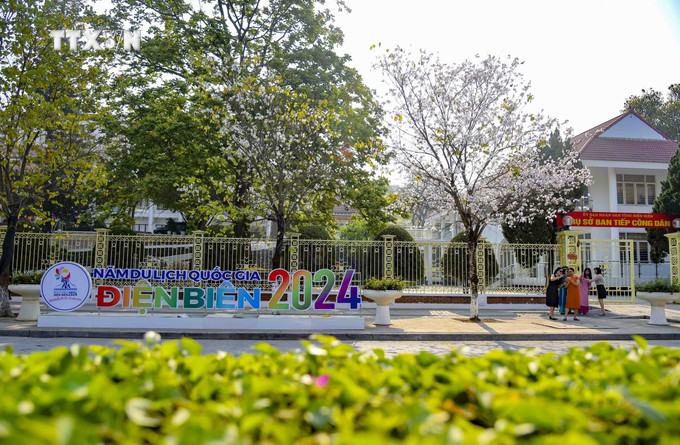 Tuyên truyền về Năm Du lịch Quốc gia - Điện Biên 2024 trên khắp các tuyến phố. Ảnh: Xuân Tư - TTXVN vna_potal_70_nam_chien_thang_dien_bien_phu_dien_bien_trang_hoang_duong_pho_san_sang_cho_le_hoi_101758304_7272191.jpg