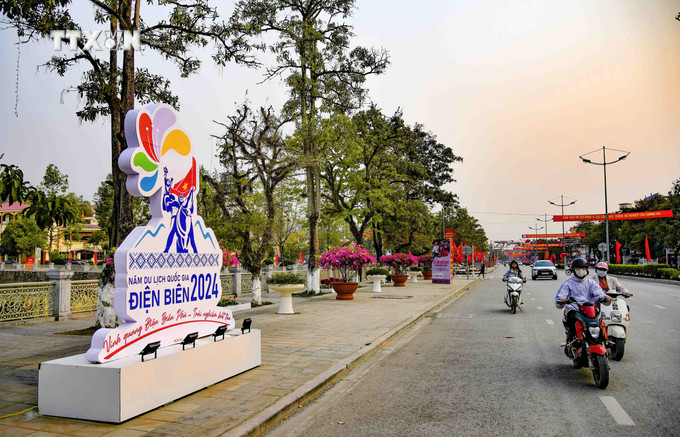 Tuyên truyền về Năm Du lịch Quốc gia - Điện Biên 2024 trên khắp các tuyến phố. Ảnh: Xuân Tư - TTXVN vna_potal_70_nam_chien_thang_dien_bien_phu_dien_bien_trang_hoang_duong_pho_san_sang_cho_le_hoi_7272200.jpg