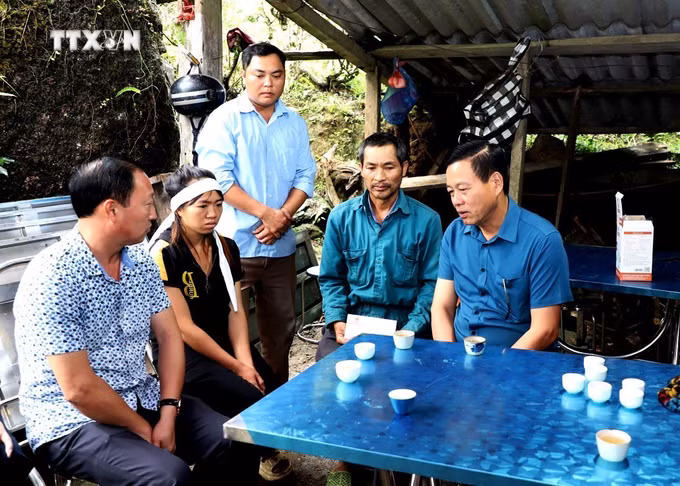 vna_potal_chu_tich_ubnd_tinh_ha_giang_tham_hoi_gia_dinh_nan_nhan_tu_vong_do_mua_lu_7425495.jpg