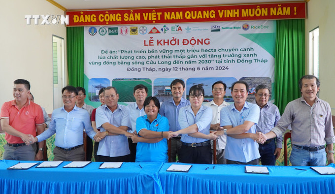 Cơ quan nhà nước, hợp tác xã và doanh nghiệp ký kết thỏa ước nguyên tắc hợp tác trong thực hiện Đề án. Ảnh: Nhựt An - TTXVN vna_potal_khoi_dong_de_an_1_trieu_ha_chuyen_canh_lua_chat_luong_cao_phat_thai_thap_tai_dong_thap_7426703.jpg