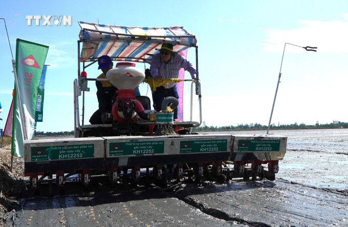 Thiết bị sạ cụm và bón phân vùi được sử dụng trên cánh đồng ở Ấp 4, xã Láng Biển, huyện Tháp Mười. Ảnh: Nhựt An - TTXVN vna_potal_khoi_dong_de_an_1_trieu_ha_chuyen_canh_lua_chat_luong_cao_phat_thai_thap_tai_dong_thap_7426704.jpg